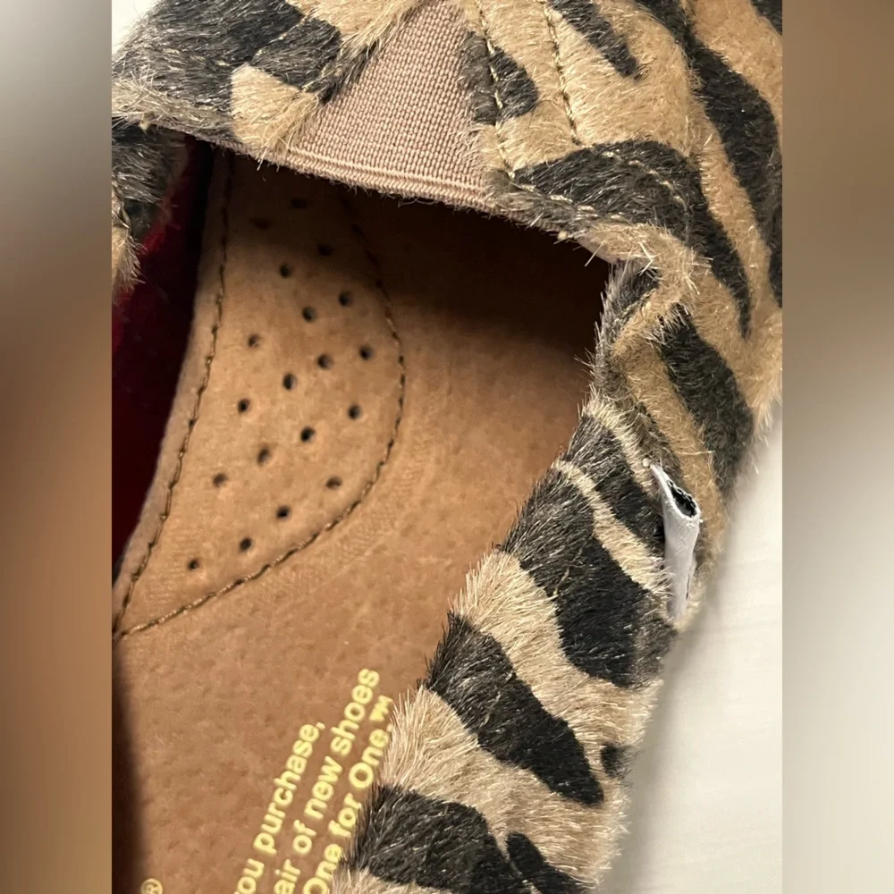 Toms animal print/ tiger/ zebra pattern loafers. Calf hair, arch support. Sz 9